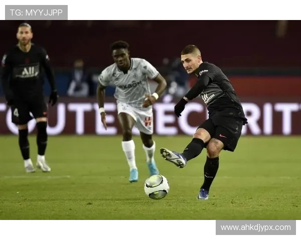 拉莫斯与纳瓦斯共同观赛墨西哥F1大奖赛享受轻松时光